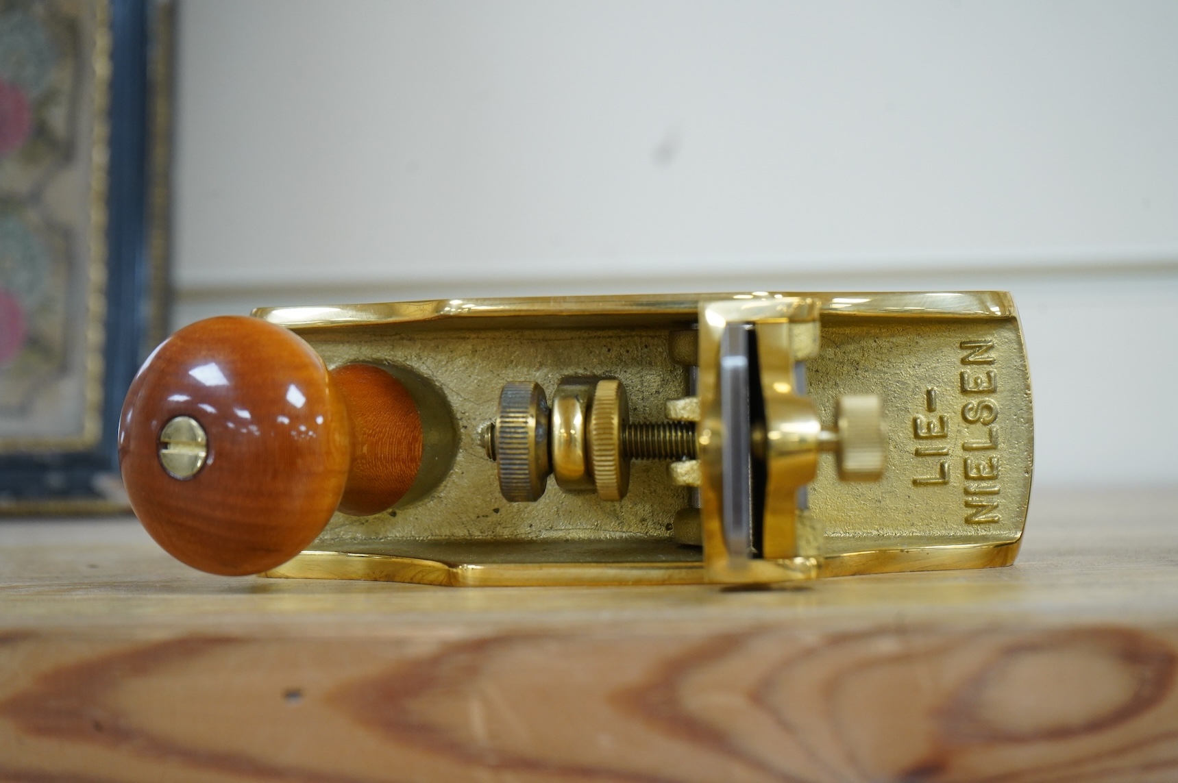 A boxed Lie Nielsen Toolworks bronze violin scraper plane (No.212) together with a boxed small router plane (L-N 271)